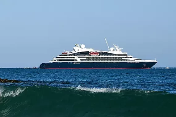 APT-TOURS-ships-image