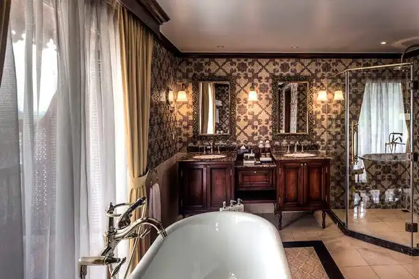 ANAWRATHA Royal Suite bathroom and shower
