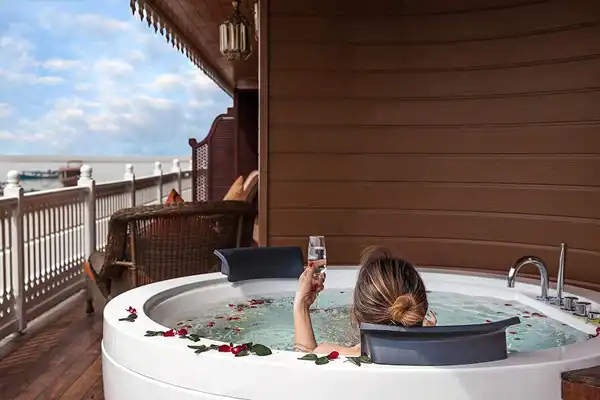 ANAWRATHA Royal Suite tub on veranda with lady