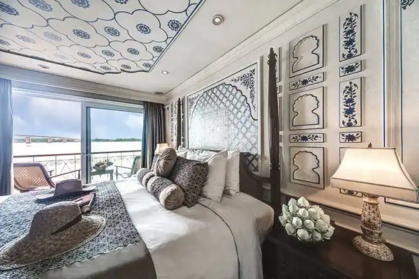 JAHAN SIGNATURE SUITE bed hats balcony view