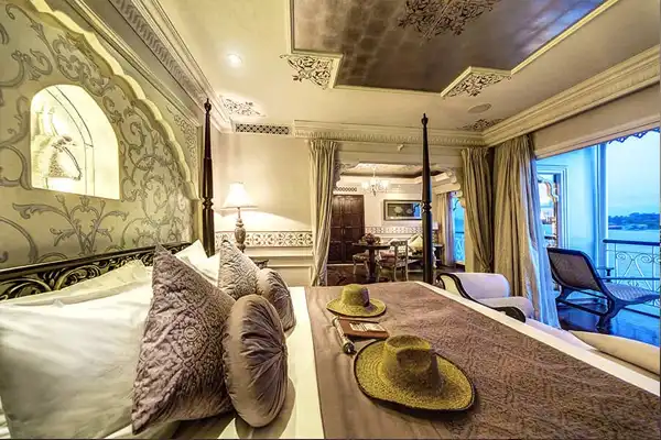 NOBLE SUITE Heritage Line double bed water views