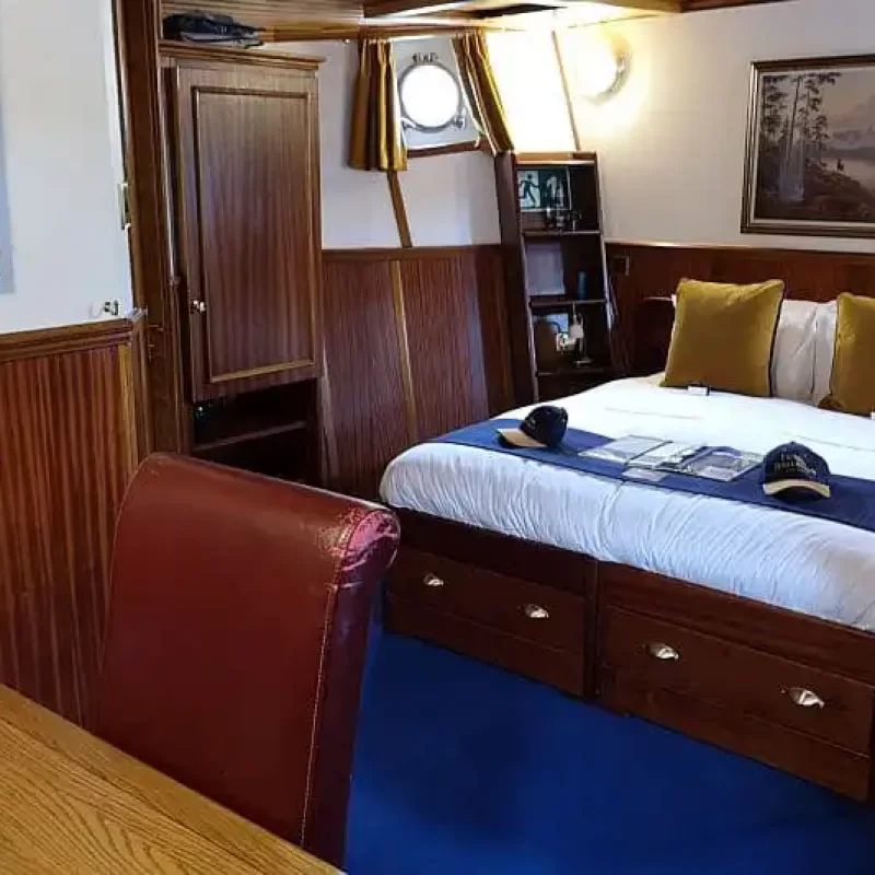 Scottish-Highlander-Interior-Cabins double bed