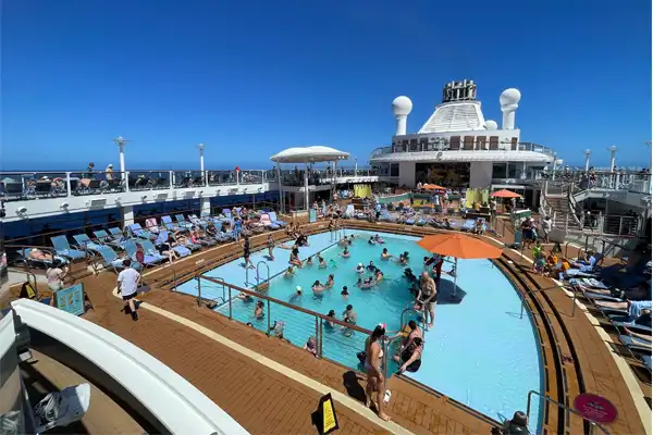 QUANTUM OF THE SEAS swimming pool with people QUANTUM OF THE SEAS swimming pool with people