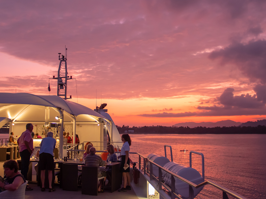 CORAL DISCOVERER SUNSET